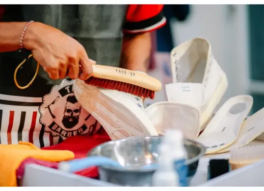 Cara hilangkan bau sepatu tanpa harus dicuci. (Sumber: Pinterest/Jasa Cuci Sepatu)