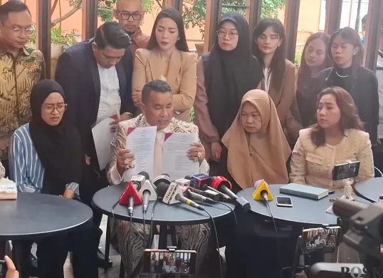 Pengacara kondang, Hotman Paris mendampingi keluarga korban penembakan oleh oknum anggota TNI saat penggerebekan sabung ayam di Way Kanan, Lampung ketika konferensi pers, Selasa, 25 Maret 2025. (Sumber: Poskota/Angga Pahlevi)