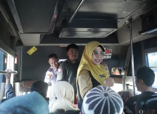 Bupati Pandeglang, Dewi Setiani saat melakukan sidak tarif angkutan umum di Terminal Kadubanen, Selasa, 25 Maret 2025. (Sumber: Poskota/Samsul Fatoni)