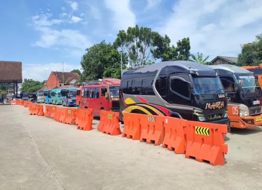 Para sopir angkutan umum AKDP jurusan Cibaliung-Serang, Sumur-Serang, dan Tamanjaya-Serang memarkirkan kendaraan mereka di Terminal Bus AKAP Tarogong, Pandeglang. (Sumber: Poskota/Samsul Fatoni)