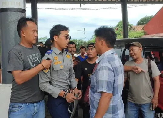 Kericuhan antara sopir AKDP dan petugas terminal dilerai di Terminal Tarogong, Desa Margasana, Kecamatan Pagelaran, Pandeglang. (Sumber: Poskota/Samsul Fatoni)