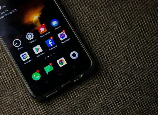Menggunakan live wallpaper di handphone Anda agar lebih menarik. (Sumber: Pexels/Nothing Ahead)