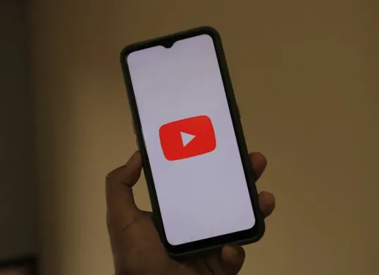 Ilustrasi mengaktifkan dark mode atau mode gelap di YouTube. (Sumber: Pexels/greenwish_)