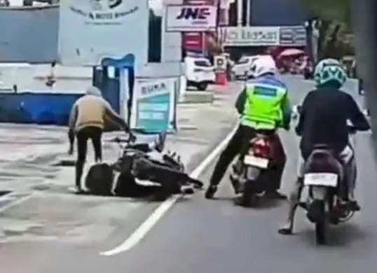 Momen Polantas di Salatiga diduga menendang pemotor hingga terjatuh. (Sumber: Tangkap Layar X/@PetugasDumay)