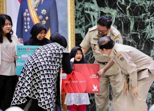 Pemberian Bansos PKD secara simbolis oleh Gubernur Jakarta, Pramono Anung, di Balai Kota, Selasa, 25 Maret 2025. (Sumber: Dok. Diskominfotik Jakarta)