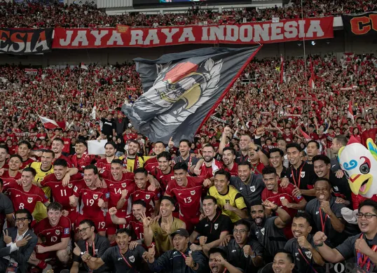 Para pemain Timnas Indonesia bersama tim official berfoto bersama penonton (Sumber: Poskota/Bilal Nugraha Ginanjar)