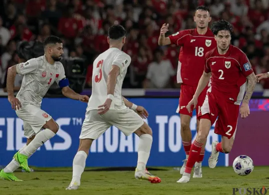 Pemian Timnas Indonesia, Kevin Diks (2) menggiring bola saat berupaya melewati para pemain Bahrain. (Sumber: Poskota/Bilal Nugraha Ginanjar)