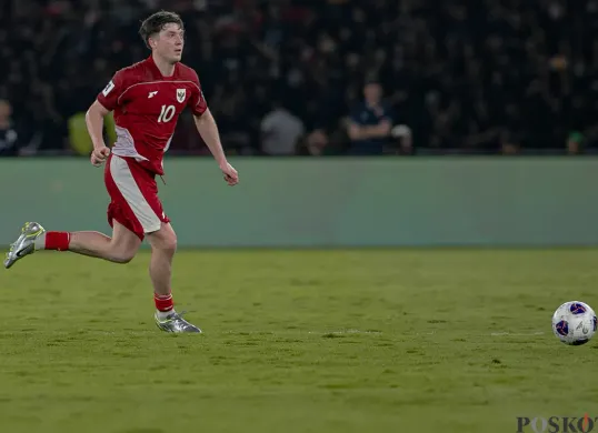 Pemain Timnas Indonesia, Ole Lennard Romeny (10) berupaya mengejar bola saat skuad Garuda melawan Bahrain di Stadion Utama Gelora Bung Karno, Selasa, 25 Maret 2025. (Sumber: Poskota/Bilal Nugraha Ginanjar)