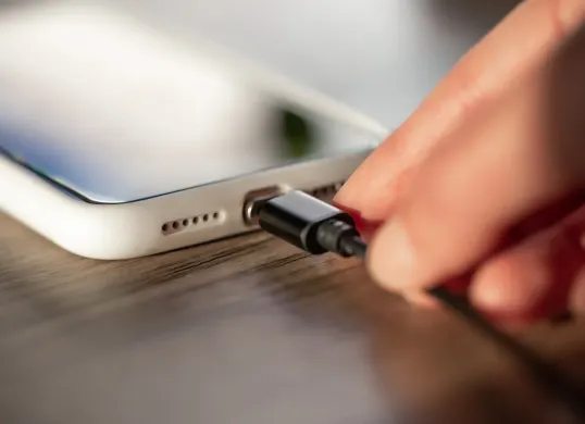 Ilustrasi. Tips merawat kabel charger agar awet dan tidak mudah rusak. (Sumber: Freepik/pvproductions)