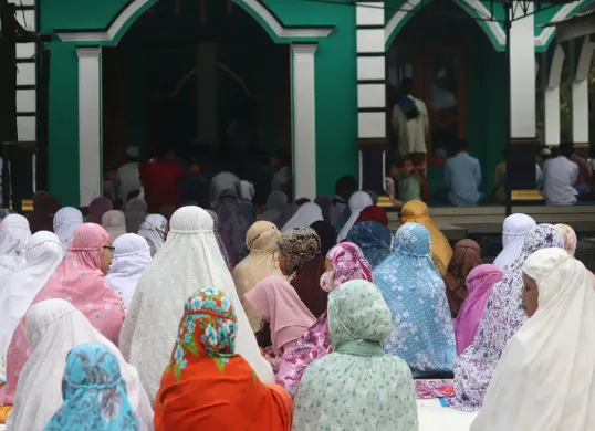 Ilustrasi sholat Idulfitri di Indonesia. (Sumber: Unsplash/Mufid Majnun)
