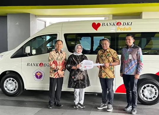 Penyerahan satu unit Hiace Premio dari Bank DKI untuk operasional Universitas Gunadarma. (Sumber: Dok. Bank DKI)