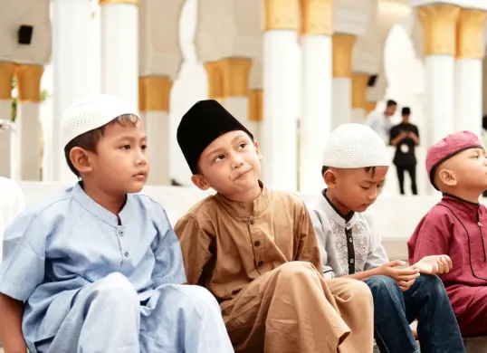 Hukum membayar zakat fitrah bagi anak kecil yang belum baligh. (Sumber: Unsplash/Aldin Nasrun)