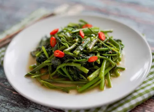 3 tips menumis kangkung agar daunnya tetap hijau ala restoran. (Sumber: Dok/royco.co.id)