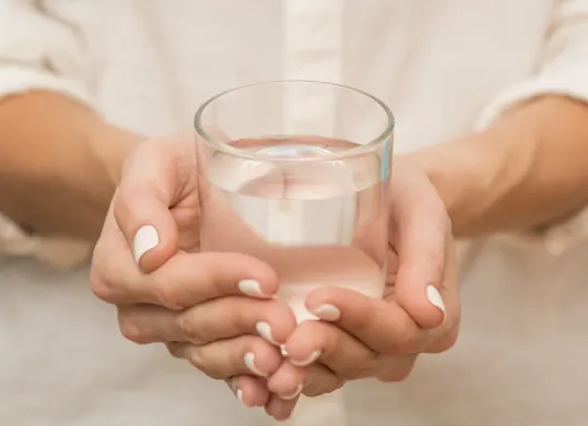Manfaat minum air putih. (Sumber: Freepik)