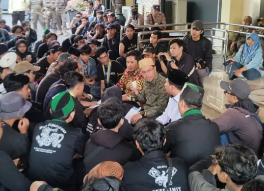 Aksi demo tolak UU TNI di Sidoarjo berlangsung damai. (Sumber: X/usexnoytka)