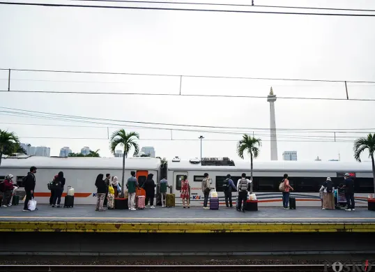 Perjalanan mudik dengan kereta tawarkan pemandangan indah di sepanjang jalur Pantura. (Sumber: Poskota/Bilal Nugraha Ginanjar)