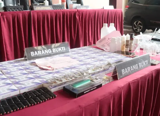 Barang bukti praktik pembuatan dan peredaran narkotika jenis baru yang dikemas dalam bentuk vape dibongkar Satuan Reserse Narkoba Polres Metro Jakarta Pusat. (Sumber: Dok. Polres Jakarta Pusat)
