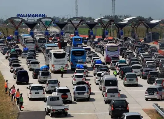 Kepadatan kendaraan saat menjelang Lebaran 2025. (Sumber: Pinterest)