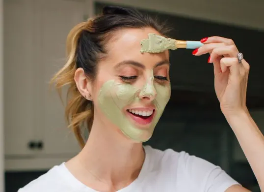 Cara atasi wajah kusam jadi cerah dengan menggunakan masker alami. (Sumber: Pinterest)