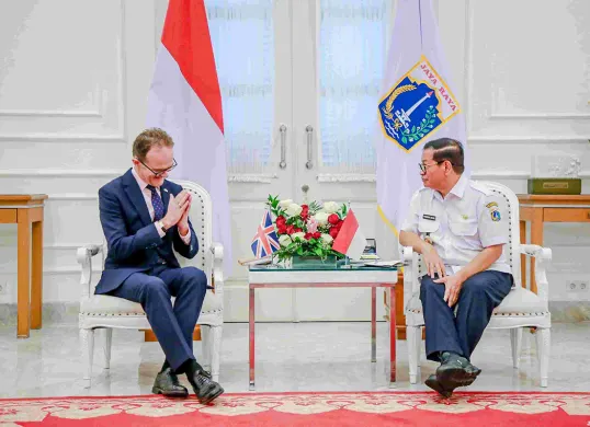 Gubernur Jakarta, Pramono Anung saat pertemuan dengan Duta Besar Inggris untuk Indonesia dan Timor Leste, H.E. Dominic Jermey, di Ruang Tamu Gubernur, Balai Kota Jakarta, Jakarta Pusat, Rabu 26 Maret 2025. (Kominfotik)