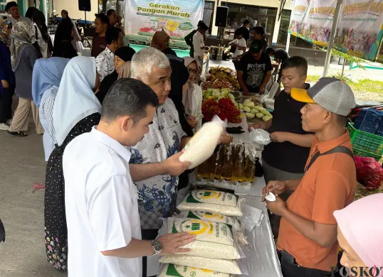 Gerakan Pangan Murah di Baleendah, Kabupaten Bandung, Jawa barat, pada Rabu 26 Maret 2025 (Sumber: Poskota/Ade Mamad)