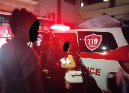 Ambulans yang seharusnya digunakan untuk mengevakuasi korban demonstrasi Karawang. (Sumber: X/@barengwarga)