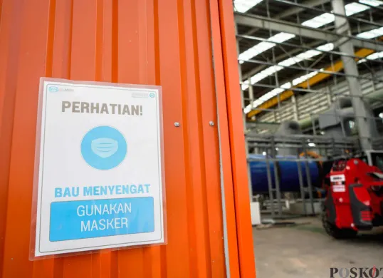 Pengumuman imbauan penggunaan masker terpasang di pintu masuk area gudang pengolahan sampah terpadu, Refuse Derived Fuel (RDF) Plant Rorotan, Jakarta Utara, Selasa, 25 Maret 2025. (Sumber: Poskota/Bilal Nugraha Ginanjar)
