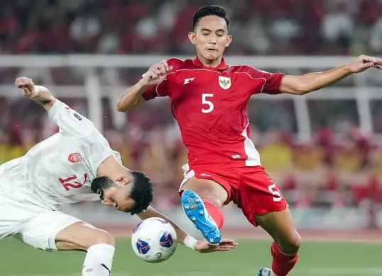 Aksi Rizky Ridho dalam menjaga lini pertahanan Timnas Indonesia dari pemain Bahrain dalam pertandingan bertajuk Kualifikasi Piala Dunia 2026 pada Selasa, 25 Maret 2025. (Sumber: Instagram/rizkyridhoramadhani)
