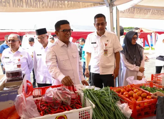 Gubernur Banten Andra Soni meninjau stand pedagang sayur pada Pasar Murah Ramadhan yang digelar Pemprov Banten untuk menjaga stabilitas harga di bulan Ramadhan dan Idul Fitri. (Sumber: Dok. Humas Pemprov Banten)