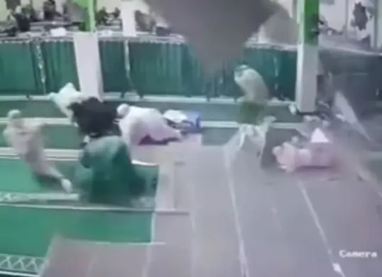 Jamaah wanita tertima plafon yang runtuh. (Sumber: Tangkap Layar Instagram/@fakta.beriita)