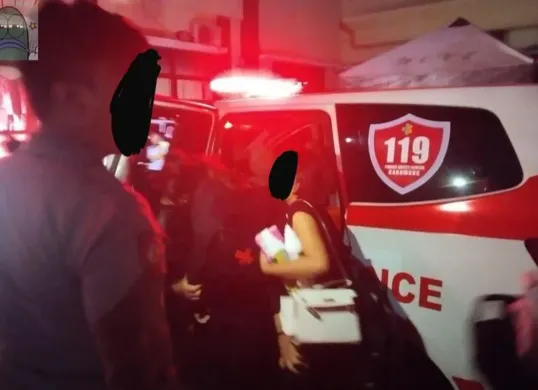 Seorang perempuan peserta masa unjuk rasa tolak UU TNI yang diduga diintimidasi aparat. (Sumber: X/@tanyarlfes)