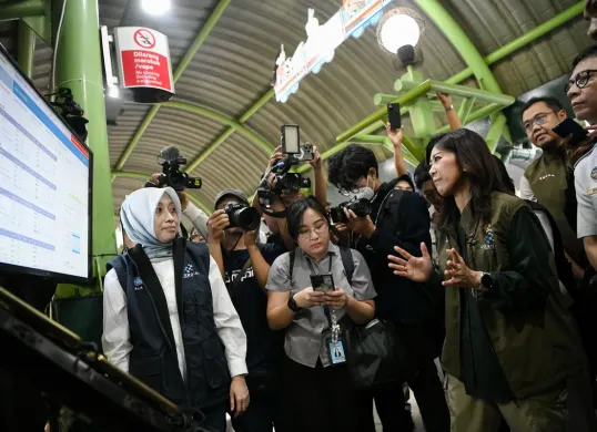 Menteri Komunikasi dan Digital (Menkomdigi), Meutya Hafid, saat mengunjungi Stasiun Gambir, Jakarta Pusat, Rabu, 26 Maret 2025. (Sumber: Laman resmi Komdigi)