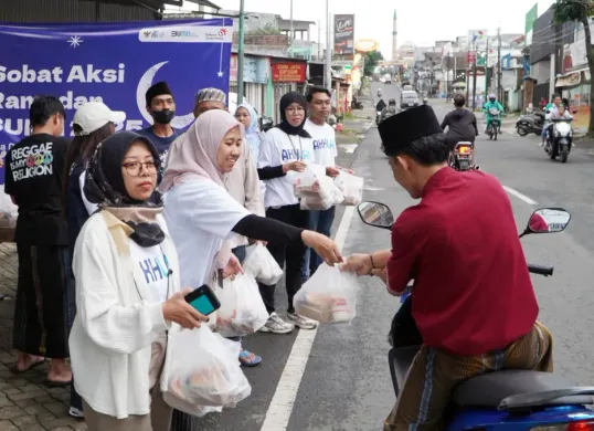 Relawan Sobat Aksi Ramadan BUMN 2025 saat melaksanakan pembagian bantuan sembako kepada warga sekitar pada acara Sobat Aksi Ramadan BUMN 2025 di Desa Karangploso Malang, Selasa, 18 Maret 2025. (Sumber: Dok. Telkom)