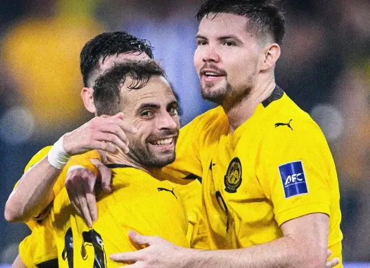 Hector Hevel (kiri) pemain naturalisasi anyar Timnas Malaysia yang melakoni debut manis bersama Harimau Malaya. (Sumber: Instagram @harimaumalaya)
