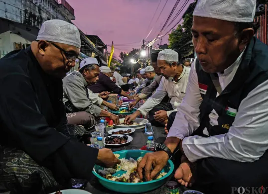 Sejumlah warga berkumpul untuk bersiap berbuka puasa bersama di area pelataran masjid Azzawiyah, dan Masjid Jami’ Annawier di Kampung Arab, Pekojan, Jakarta Barat. (Sumber: Poskota/Bilal Nugraha Ginanjar)