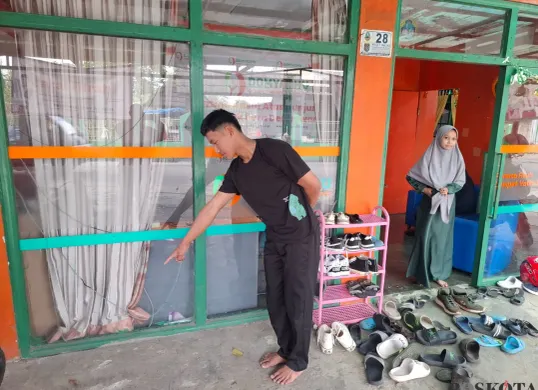 Latif penghuni Panti menunjukan lokasi pertama kali bayi perempuan berusia 2 minggu dibuang ditemukan dalam tas jinjing depan pintu masuk yayasan, Rabu 26 Maret. (Sumber: Poskota/Angga Pahlevi)