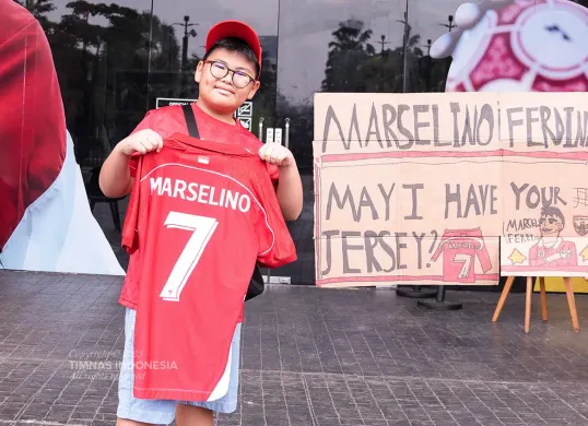Suporter cilik fans Marselino Ferdinan viral jersey yang diberikan diambil bapak-bapak. (Garuda Kita)