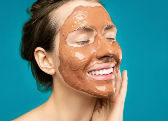 Cara buat masker alami untuk menghilangkan beruntusan di wajah. (Sumber: Pexels/Shiny Diamond)