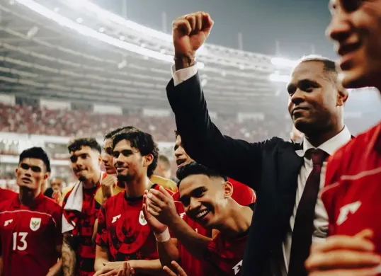 Patrick Kluivert sukses bawa Timnas Indonesia naik ke peringkat 123 FIFA. Ini dampak kemenangan atas Bahrain di Kualifikasi Piala Dunia 2026. (Sumber: Tangkapan layar/Instagram @patrickkluivert9)