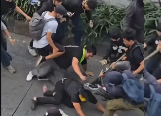 Ricuh antara mahasiswa dan aparat kepolisian di depan Gedung DPR RI mengenai demo tolak RUU TNI, sejumlah jurnalis jadi korban. (Sumber: Instagram @infojakarta)