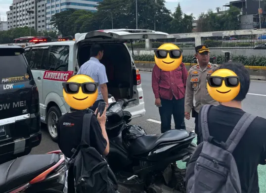 Beberapa aparat dilaporkan melakukan penggeledahan terhadap ambulans dalam aksi demonstrasi di Jakarta, Kamis, 27 Maret 2025. (Sumber: X/@nctzenhumanity)