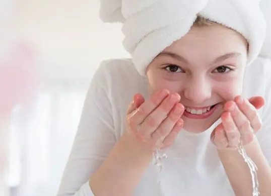 Begini cara merawat kulit wajah remaja yang benar agar tetap sehat, bersih, dan bebas jerawat. (Sumber: Pinterest/Eminence Organic Skin Care)