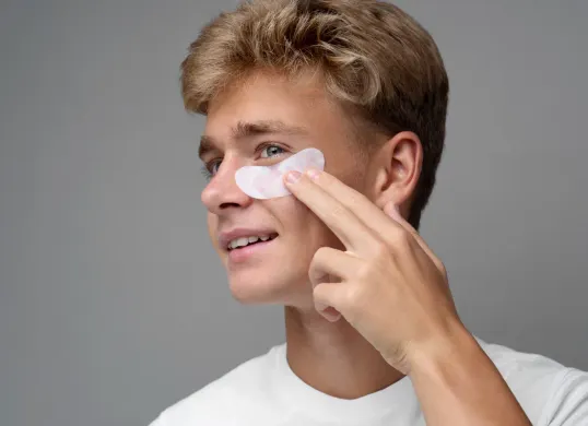 Ilustrasi dark circles dialami oleh seorang pria. (Sumber: Freepik)