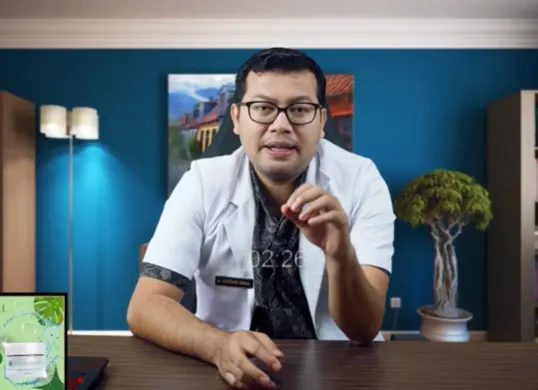 dr Saddam Ismail menjelaskan bahwa kencur bisa menjadi obat alami pereda batuk. (Sumber: Tangkap Layar YouTube/Saddam Ismail)