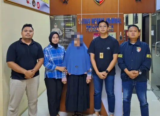 Satreskrim Polres Serang mengamankan tersangka TL usai dilaporkan karena diduga melakukan arisan online bodong. (Sumber: Dok. Satreskrim Polres Serang)