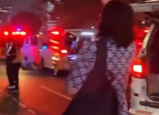 Ambulance medis di hadang polisi viral saat aksi cabut Undang-undang TNI. (IG @rocknr***)