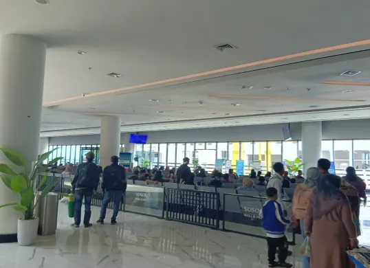 Lonjakan pemudik pejalan kaki yang gunakan moda transportasi kapal laut mulai terlihat di Pelabuhan Merak, 27 Maret 2025. (Sumber: Poskota/Adhitya Fajar Fikrillah)