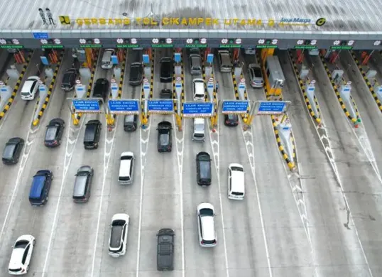 Suasana jalan tol saat arus mudik Lebaran, manfaatkan diskon untuk perjalanan lebih hemat! (Sumber: Pinterest)