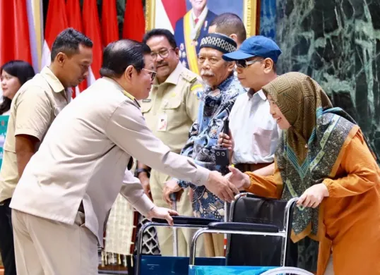 Penyaluran bantuan sosial PKD Tahap 1 tahun 2025, termasuk KPDJ oleh Gubernur DKI Jakarta. (Sumber: Instagram/@dkijakarta)