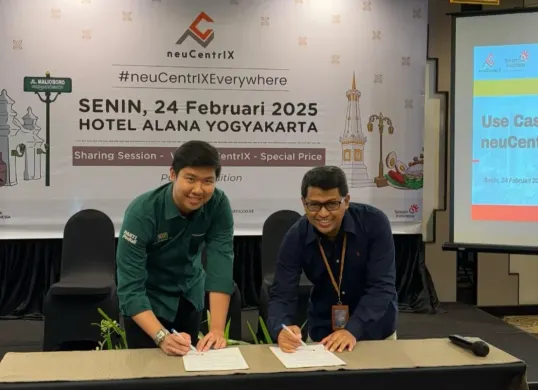 Manager IT K-24 Indonesia Obed Kharistian (kiri) dan General Manager Witel YJS Agus Faisal (kanan) menandatangani kerja sama neuCentrIX antara Telkom area Witel Yogya Jateng Selatan dan K-24 Indonesia di Hotel Alana Malioboro. (Sumber: Dok. Telkom)